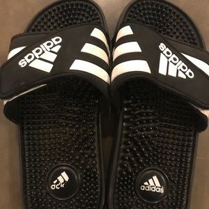 Boys size 3 Adidas slides in great condition